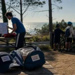 Colonie de vacances Vendée : animateurs avec enfants et vélos