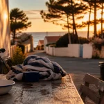 Location maison vacances Vendée, terrasse proche de la mer, jardin et océan au loin