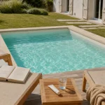 Location vacances Vendée avec piscine : bassin turquoise et transats