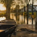 Barque dans le marais poitevin, Venise Verte au coucher du soleil