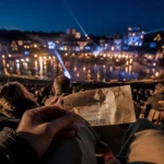 puy du fou cinescenie : billet au siège, scène nocturne au fond