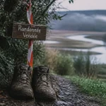 Randonnée Vendée : chaussures boueuses sur sentier avec balisage