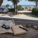 Vacances camping en Vendée : table de camping et vue vers l’océan