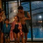 Camping Vendée piscine couverte chauffée : famille à la sortie du hall vers la piscine