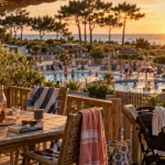 Location vacances camping Vendée avec piscine : terrasse mobil-home et piscine chauffée