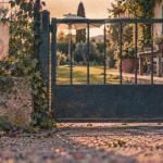 Location vacances chien jardin clos : entrée et jardin clôturé
