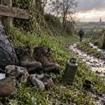 Randonnée 4 jours Chantonnay Vendée : sac, chemin bocage et ruisseau