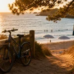 Vacances été Vendée : plage avec vélo au coucher du soleil