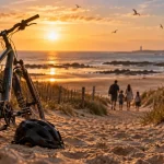 Vacances d’été en Vendée : vélo et casque sur sable, famille au bord de mer