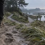Randonnée Vendée 2024 : chaussures sur sentier sable vers marais et dunes